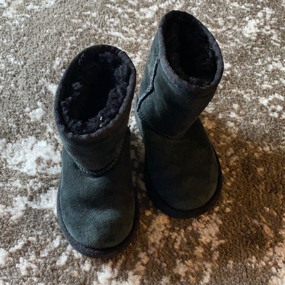 Kids Ugg boots - Picture 1 of 4